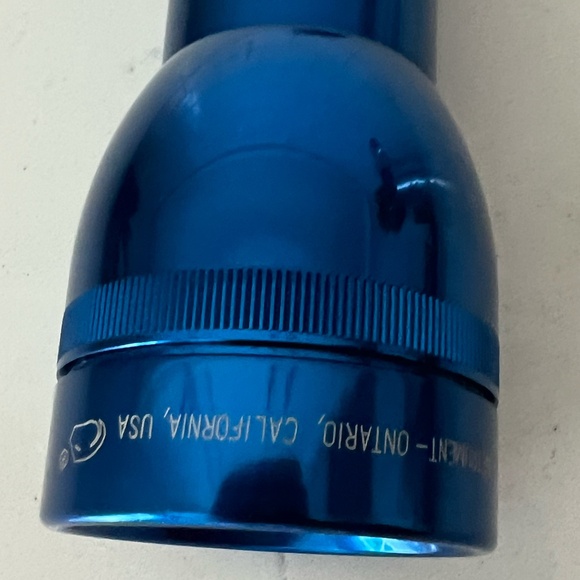 MAG-LITE 2 Cell Flashlight in Blue - Picture 6 of 7